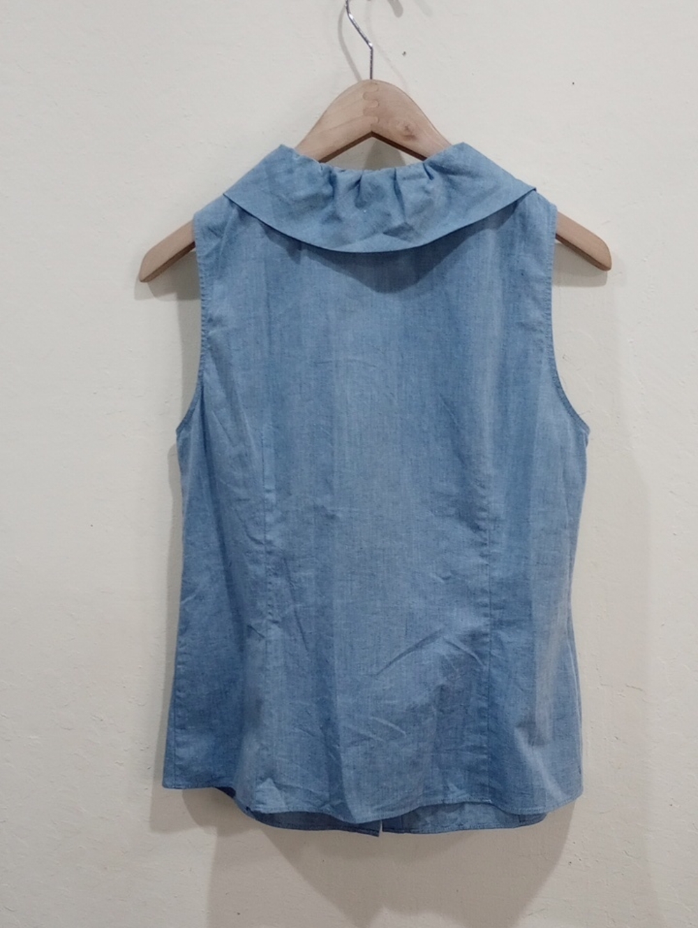 Lafayette 148 Blue Button Front Sleeveless Cotton Blouse Ruffled Collar, Size 8 - Picture 2 of 10